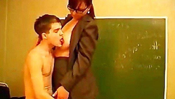 Порно - взрослая училка соблазнила своего молодого ученика