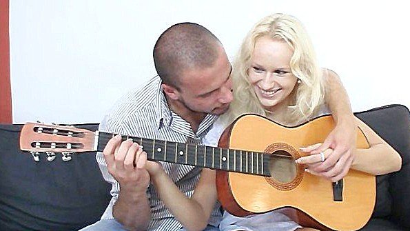Играет на гитаре - порно видео на lavandasport.ru